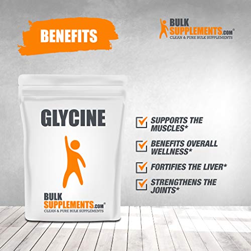 BulkSupplements glycine en polvo añadido a un batido, facilita la mezcla diaria