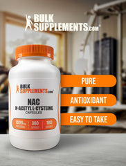 BulkSupplements cápsulas junto a un vaso de agua listas para tomar