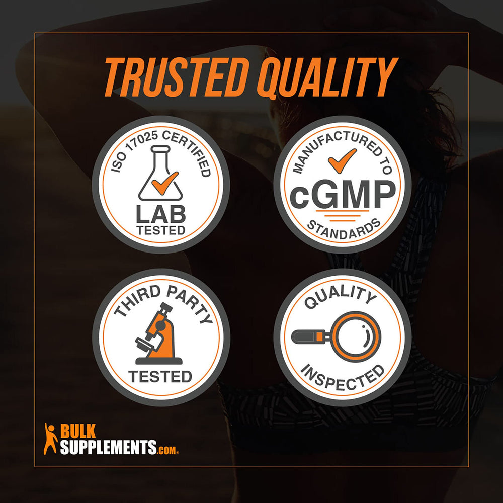 BulkSupplements cápsulas junto a equipo de gimnasio para apoyo al rendimiento
