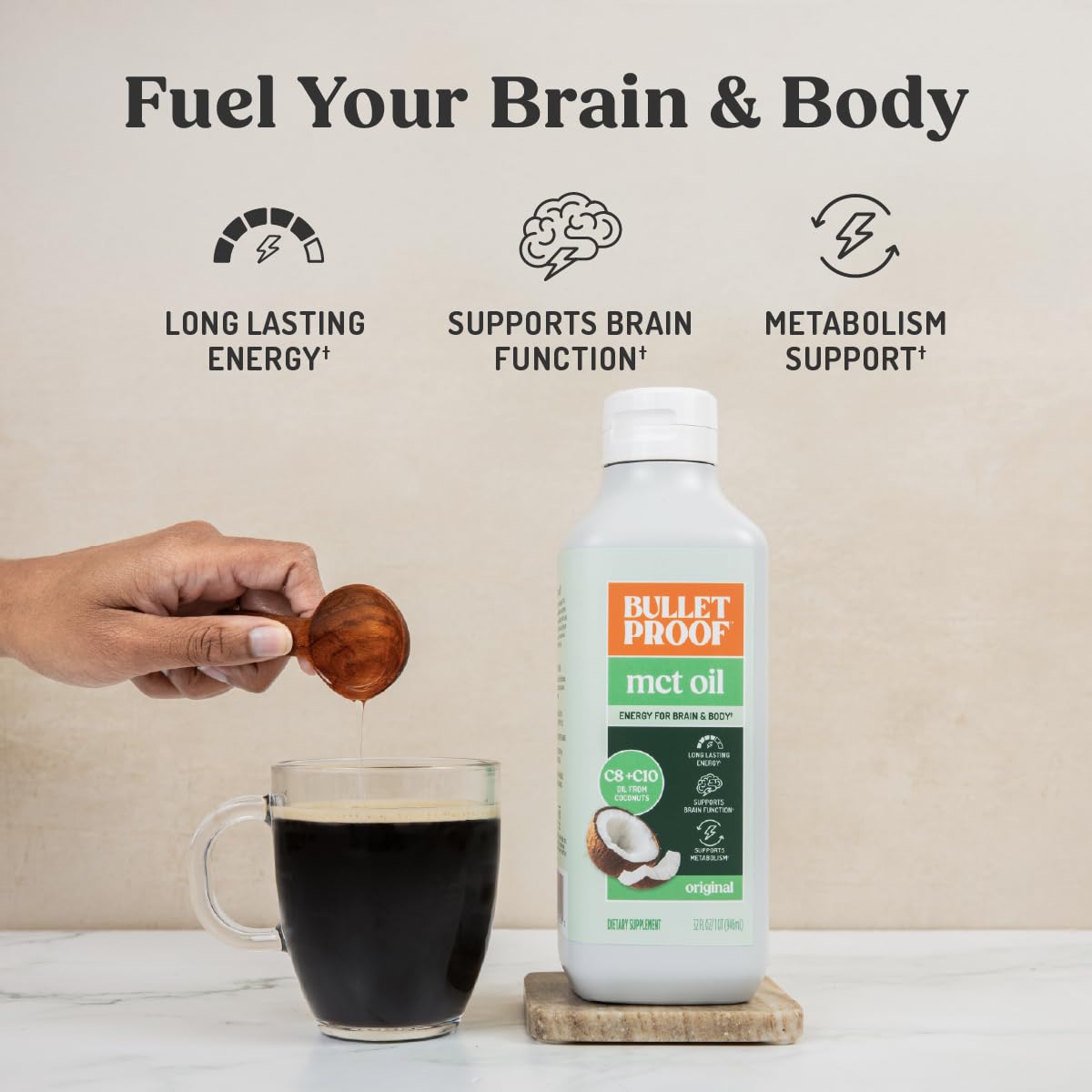 Bul lle tproof aceite vertiéndose en café para energía matutina