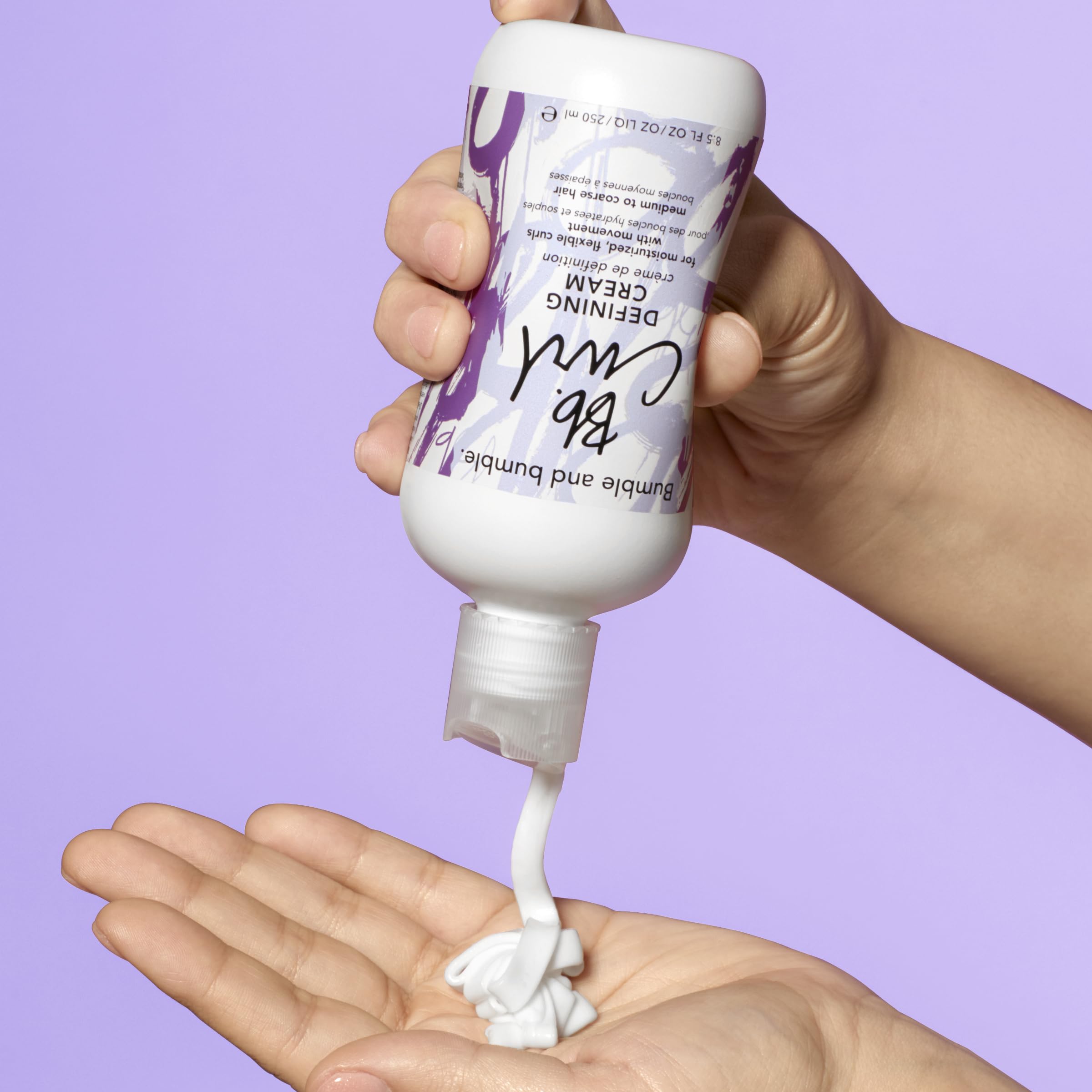 Bumble and bumble rizos definidos y brillantes tras usar la crema con movimiento natural