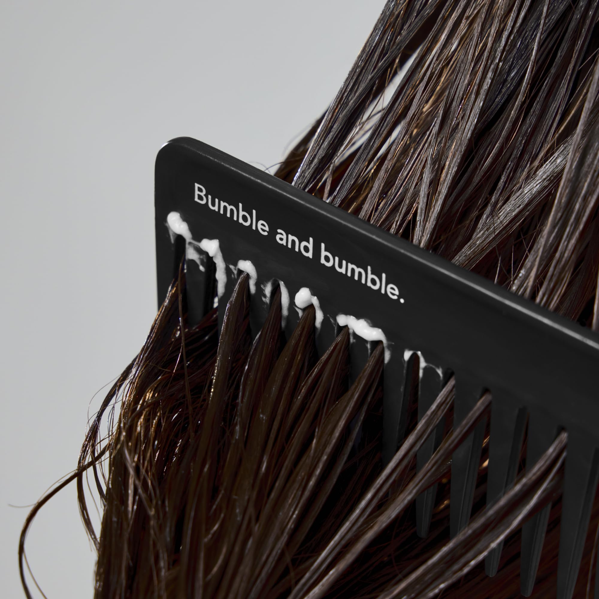 Bumble and bumble producto en lavabo de estilo moderno sugiriendo experiencia lujosa