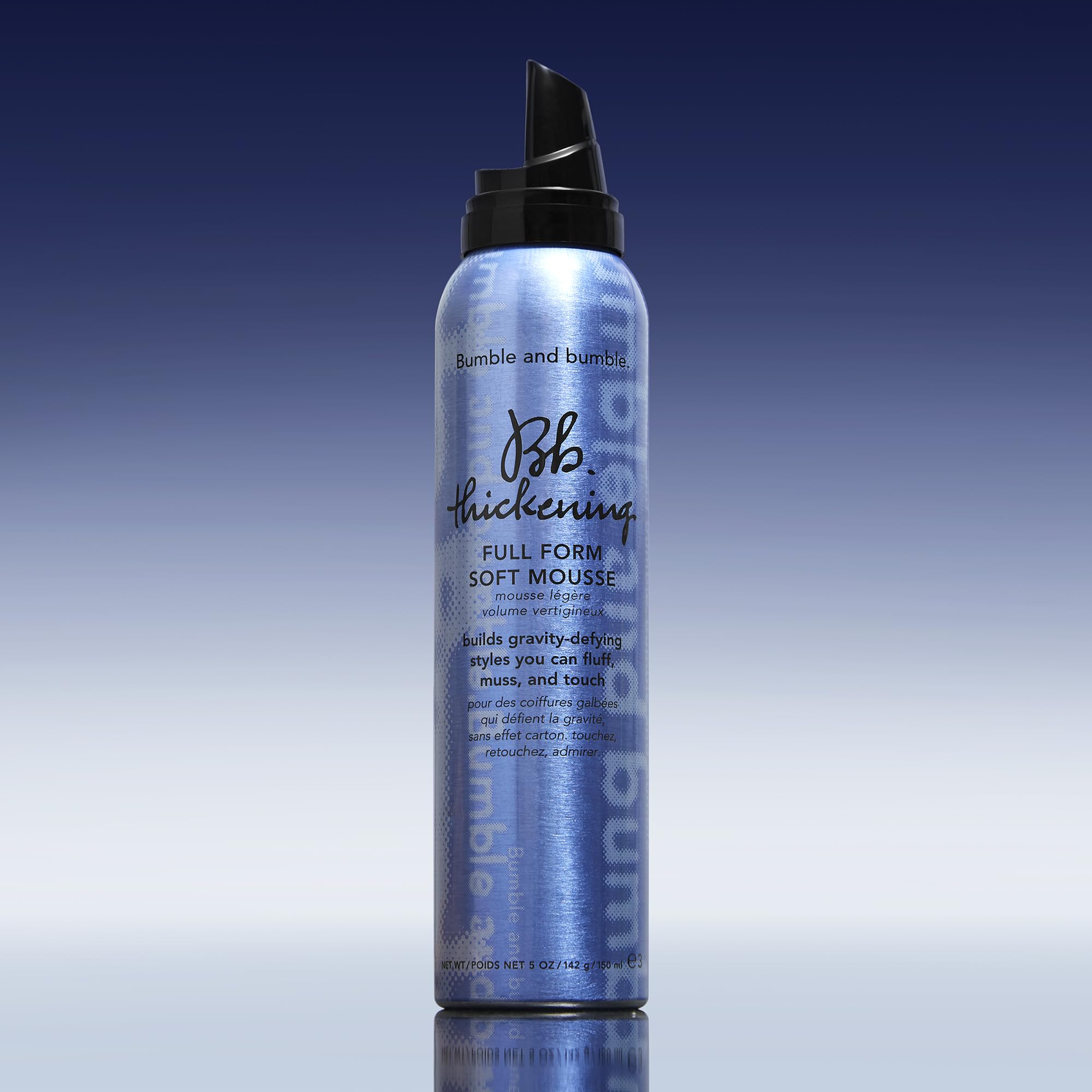 Bumble and bumble envase 5 oz al lado de objetos para escala práctica