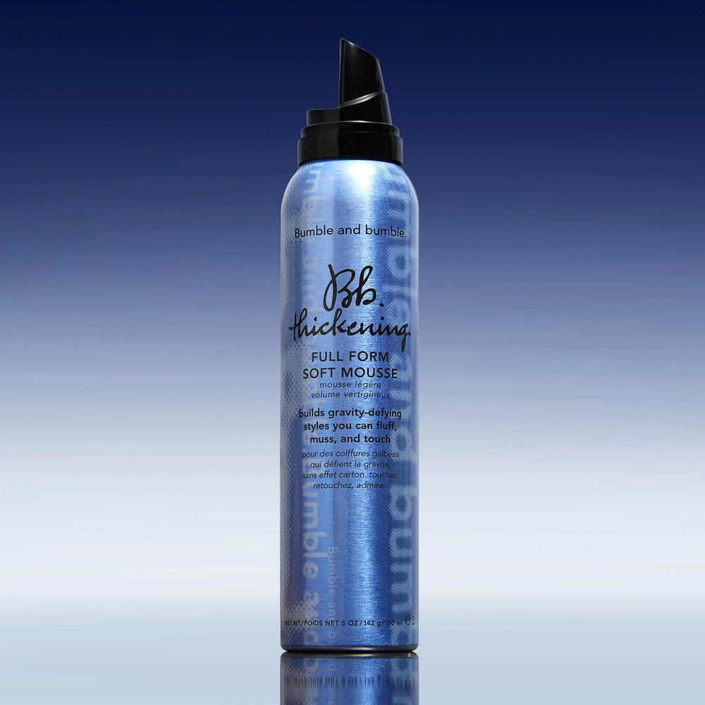 Bumble and bumble envase 5 oz al lado de objetos para escala práctica