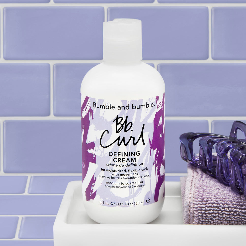 Bumble and bumble uso con difusor mostrando rizos con volumen y menor encrespamiento