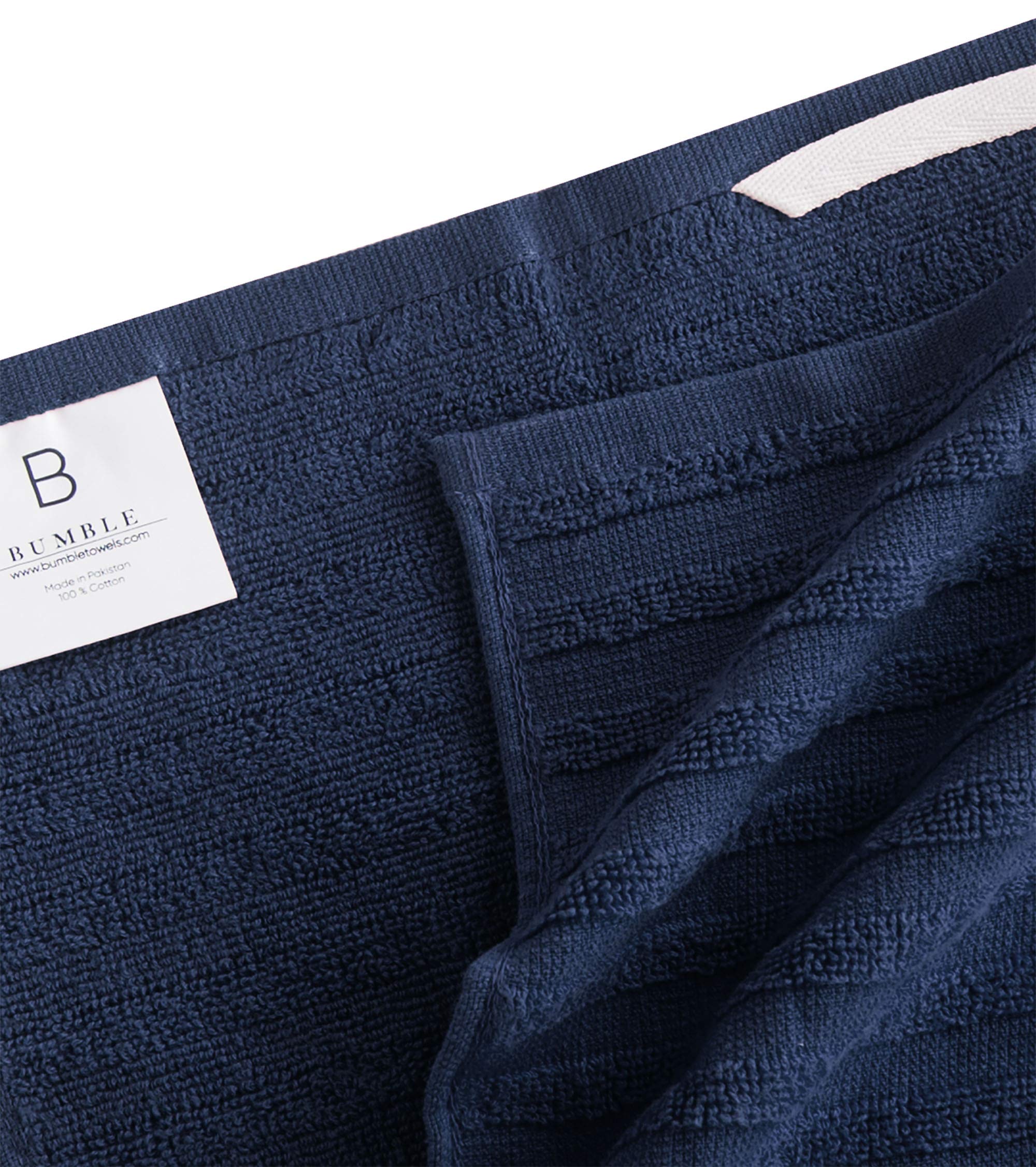 Bumble Towels apiladas para comparar tamaño 20x28, escala clara y práctica