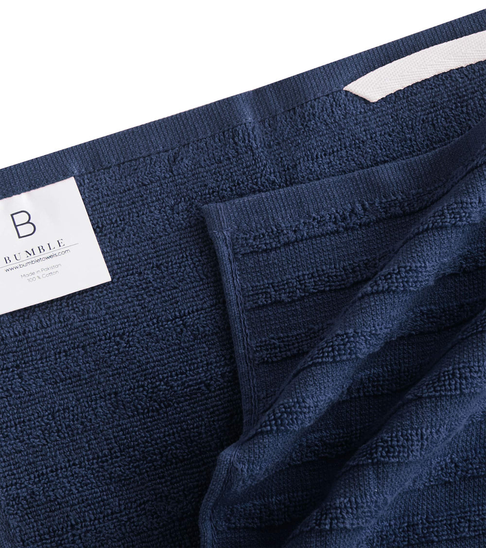 Bumble Towels apiladas para comparar tamaño 20x28, escala clara y práctica