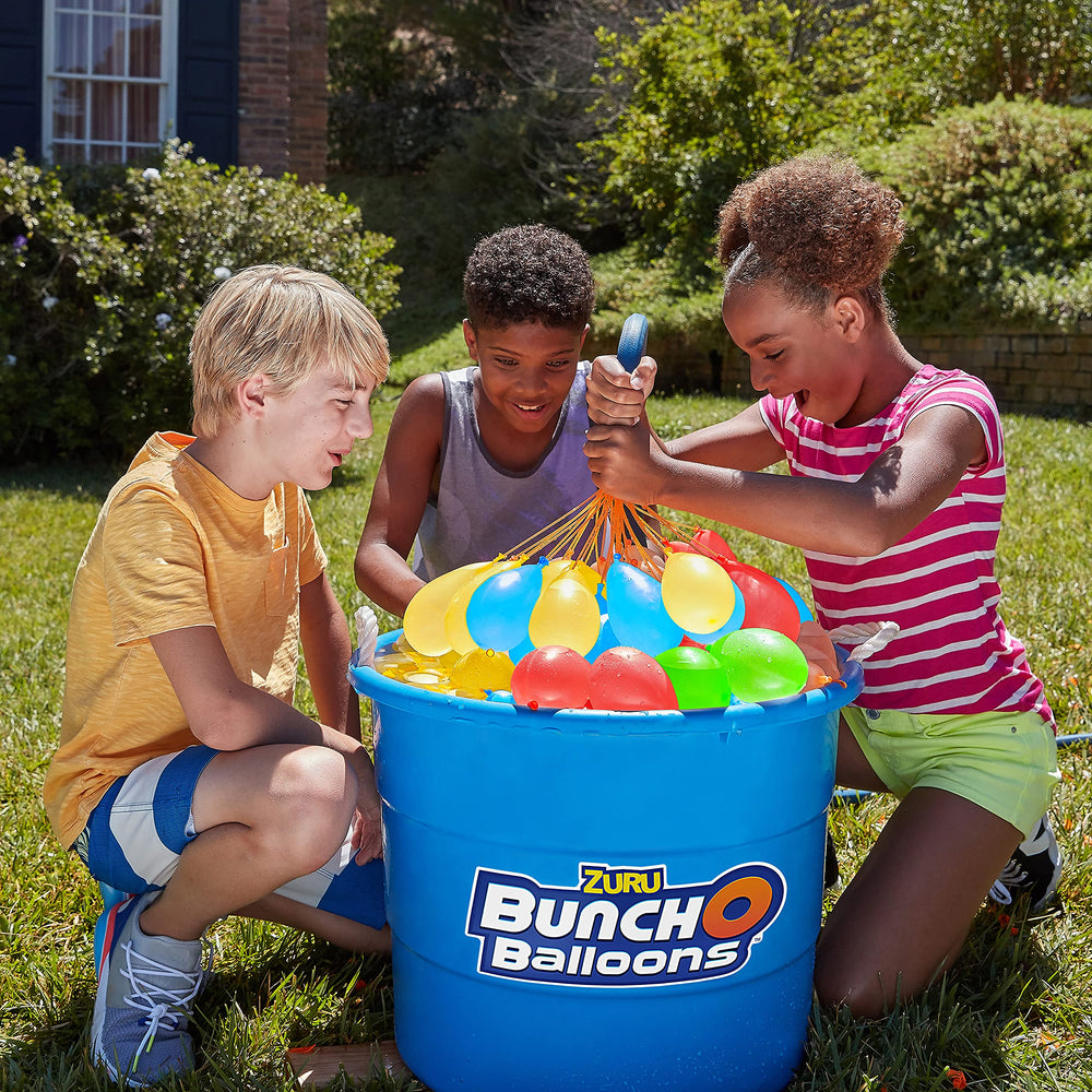 Bunch O Balloons comparación de tamaño con mano para referencia de escala
