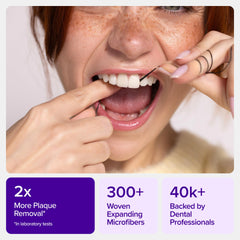 Burst hilo dental junto a objetos de baño para comparar tamaño y portabilidad