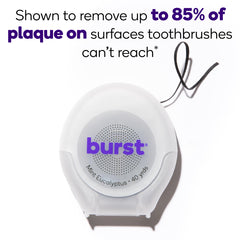 Burst hilo dental en uso entre dientes demostrando eliminación de residuos