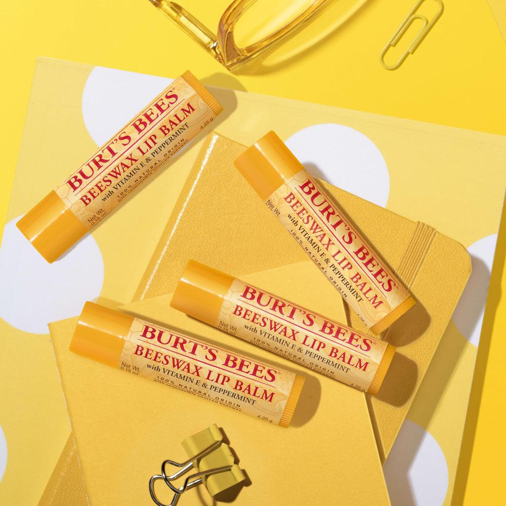 Burt's Bees escenario lifestyle relajado mostrando uso diario