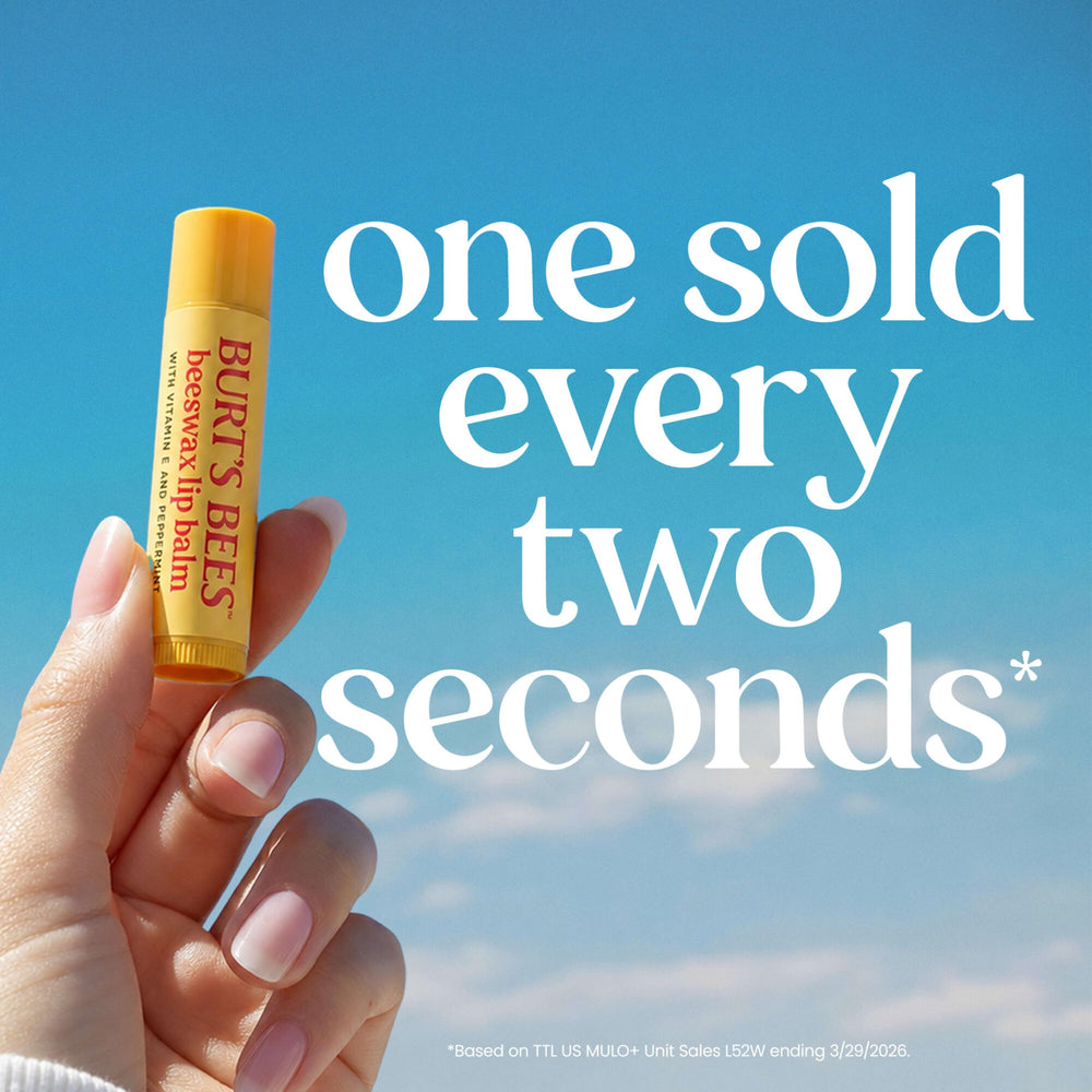 Burt's Bees escenario veraniego que sugiere protección en exteriores