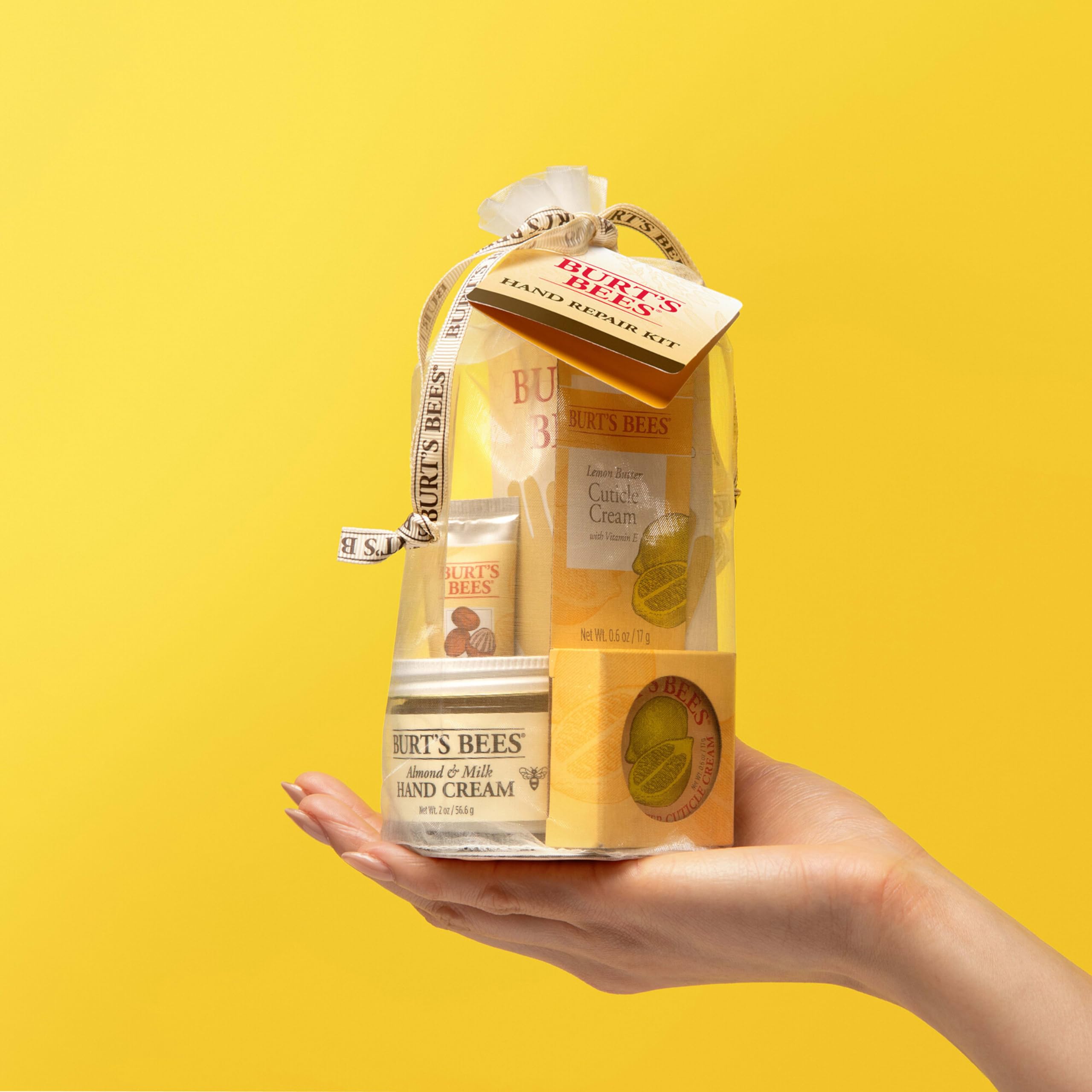 Burt's Bees manos usando guantes de algodón tras aplicar cremas
