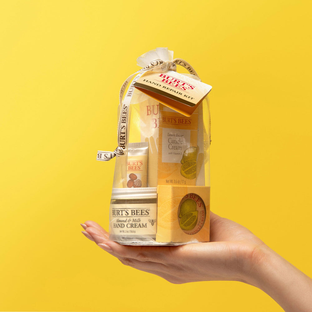 Burt's Bees manos usando guantes de algodón tras aplicar cremas