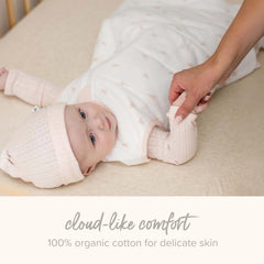 Burt's Bees Baby sábana colocada en cuna demostrando buen calce