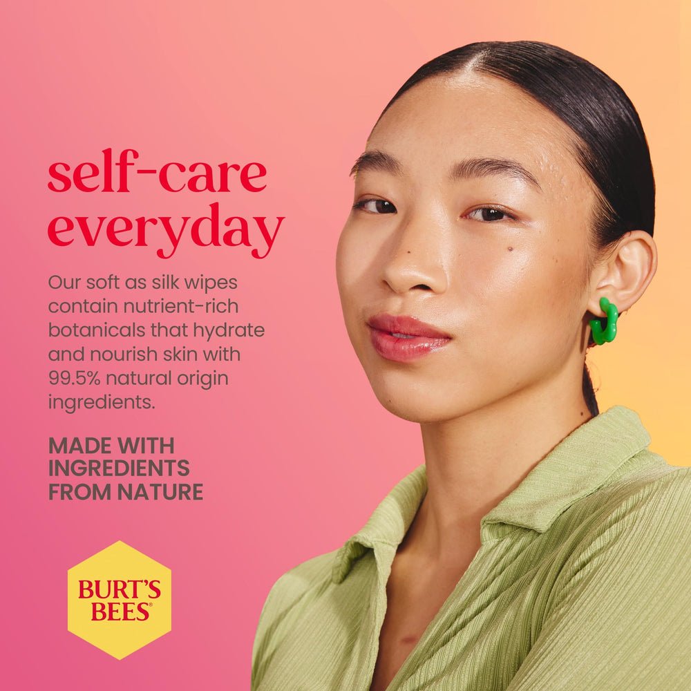 Burt's Bees toallita junto a mano para comparar tamaño práctico