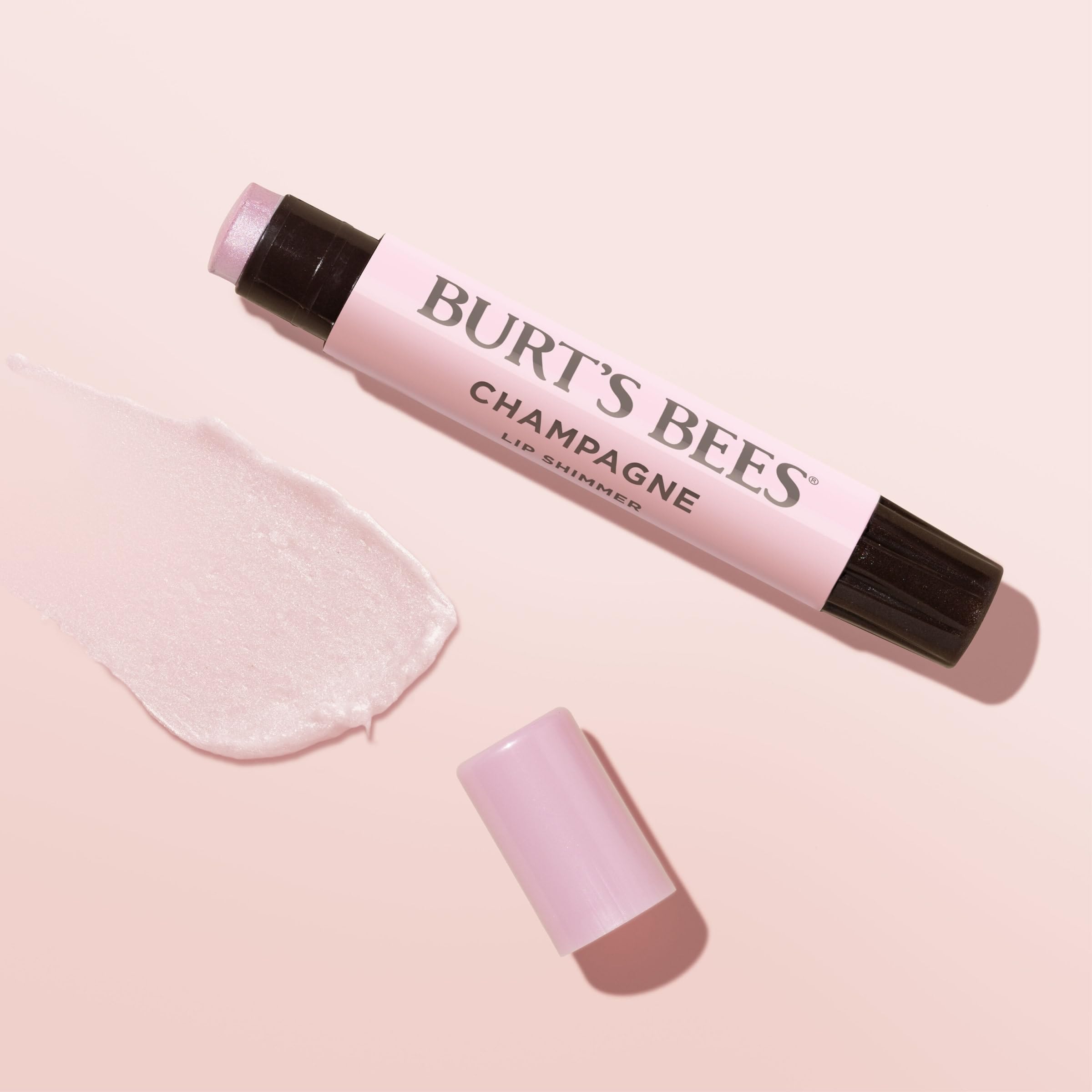 Burt's Bees dentro de bolso urbano mostrando portabilidad y conveniencia