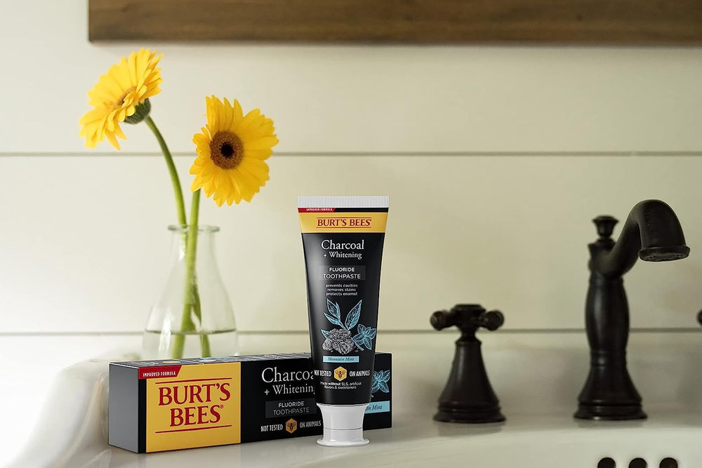 Burt's Bees etiqueta de ingredientes con enfoque en flúor y aceites esenciales