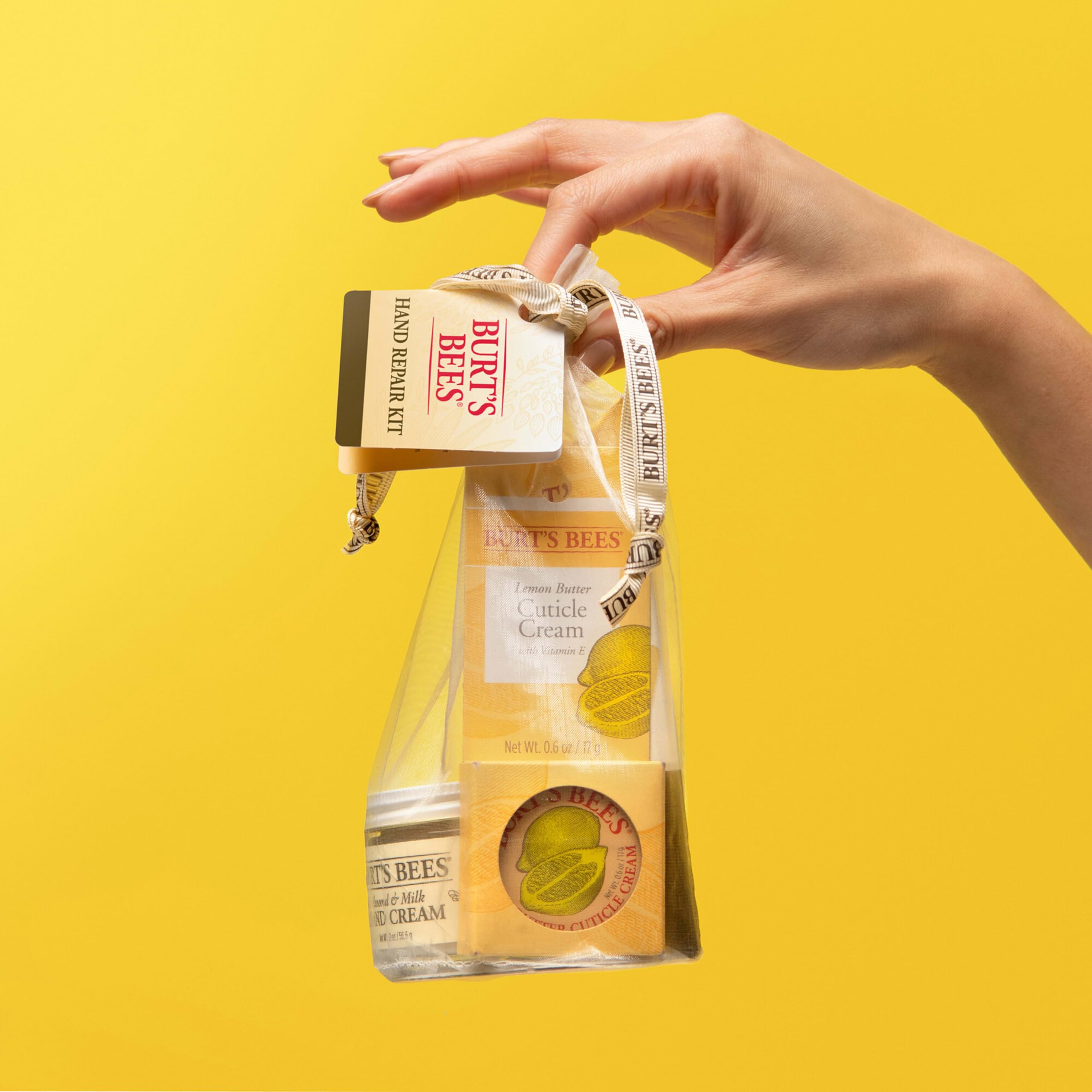 Burt's Bees textura cremosa en primer plano para hidratación visible