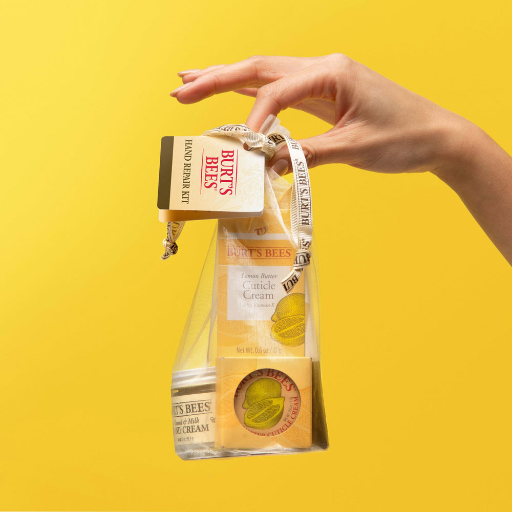 Burt's Bees textura cremosa en primer plano para hidratación visible