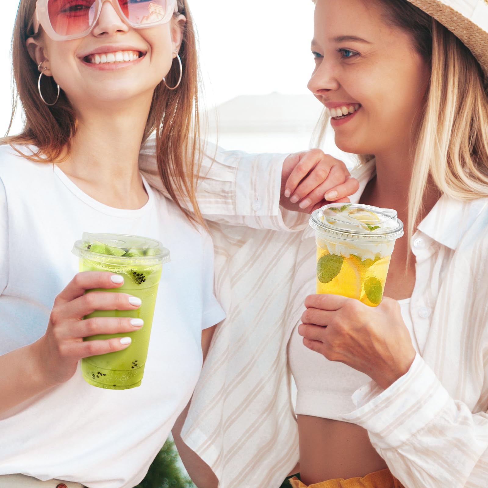 BYSNOW vaso en terraza lifestyle mostrando versatilidad en eventos y consumo diario