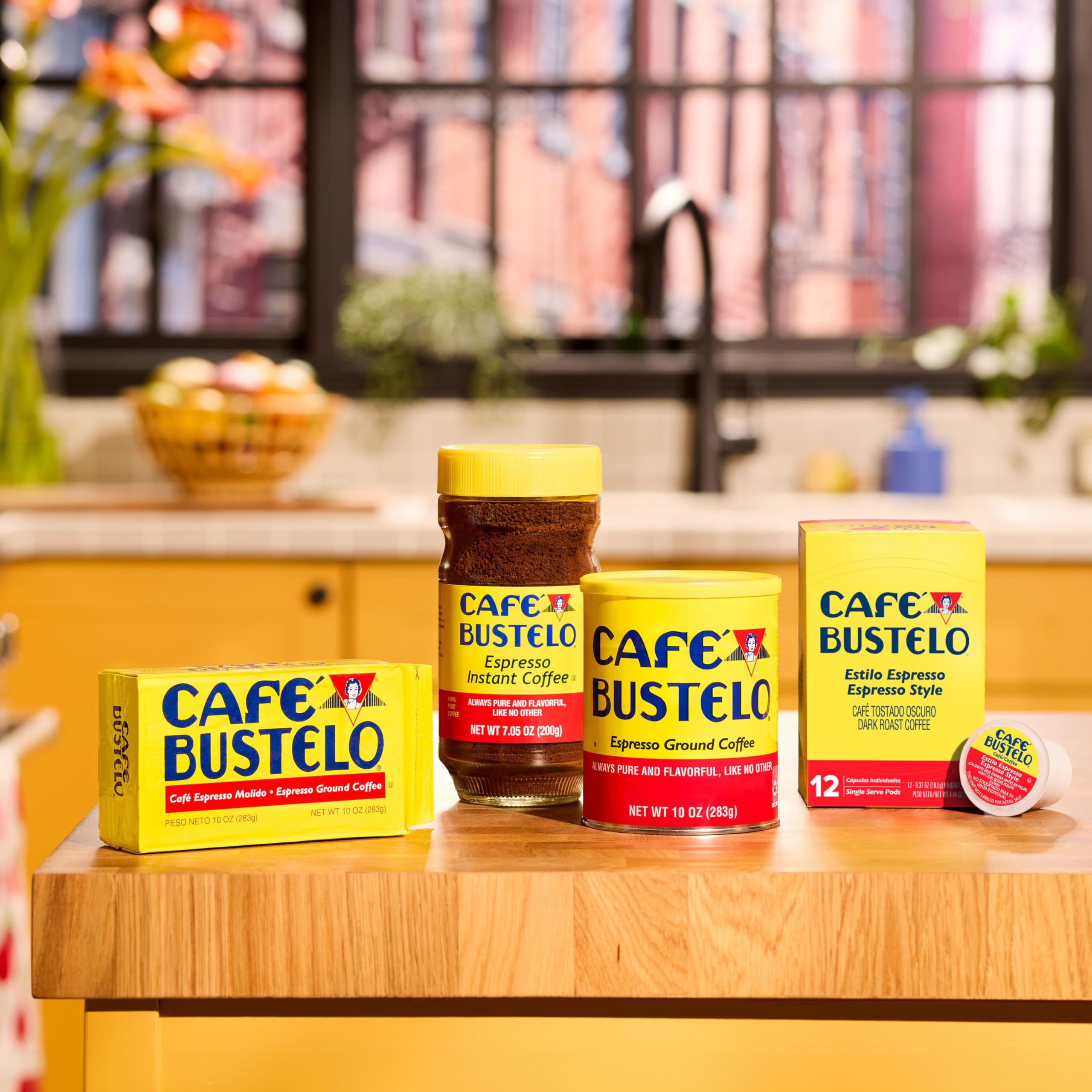 Café Bustelo cápsula insertada en cafetera K-Cup para preparación rápida