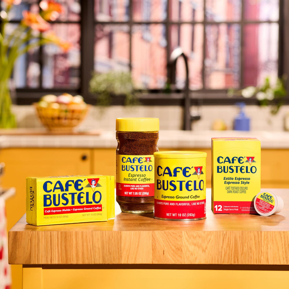 Café Bustelo cápsula insertada en cafetera K-Cup para preparación rápida