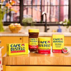 Café Bustelo cápsula insertada en cafetera K-Cup para preparación rápida