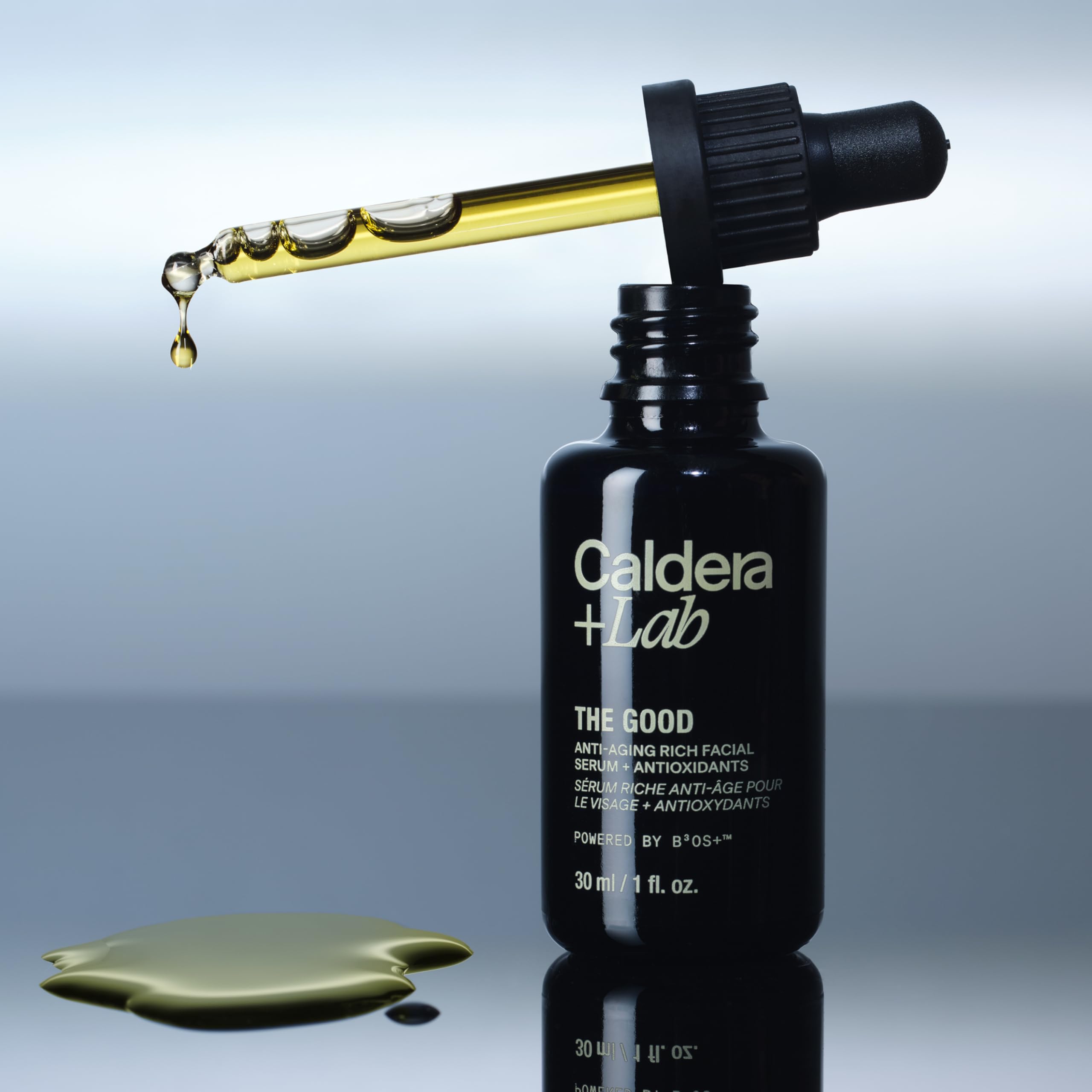 Caldera + Lab The Good tamaño 30 ml junto a objeto cotidiano para escala clara