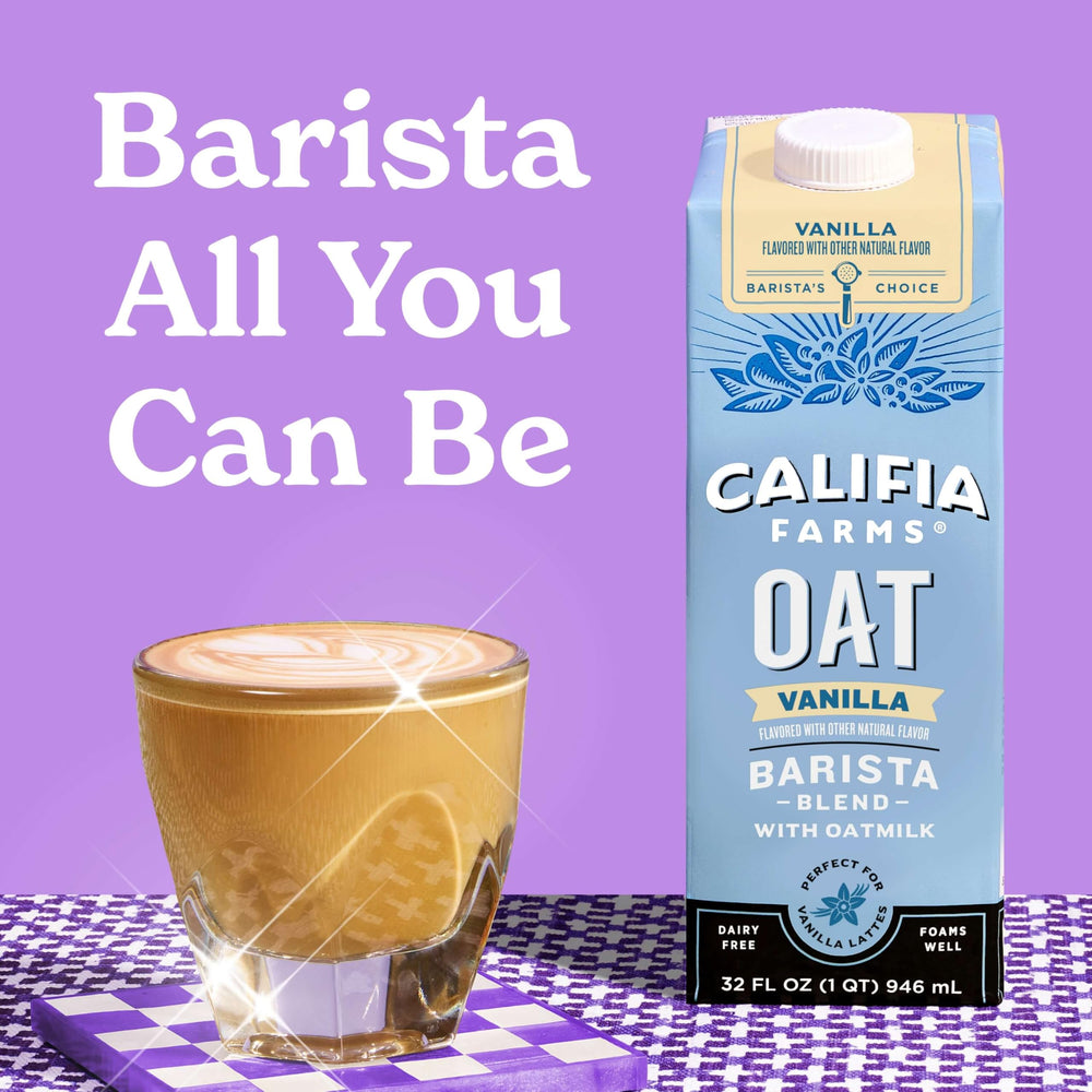 Califia Farms primer plano de textura cremosa en jarra, perfecta para espumar