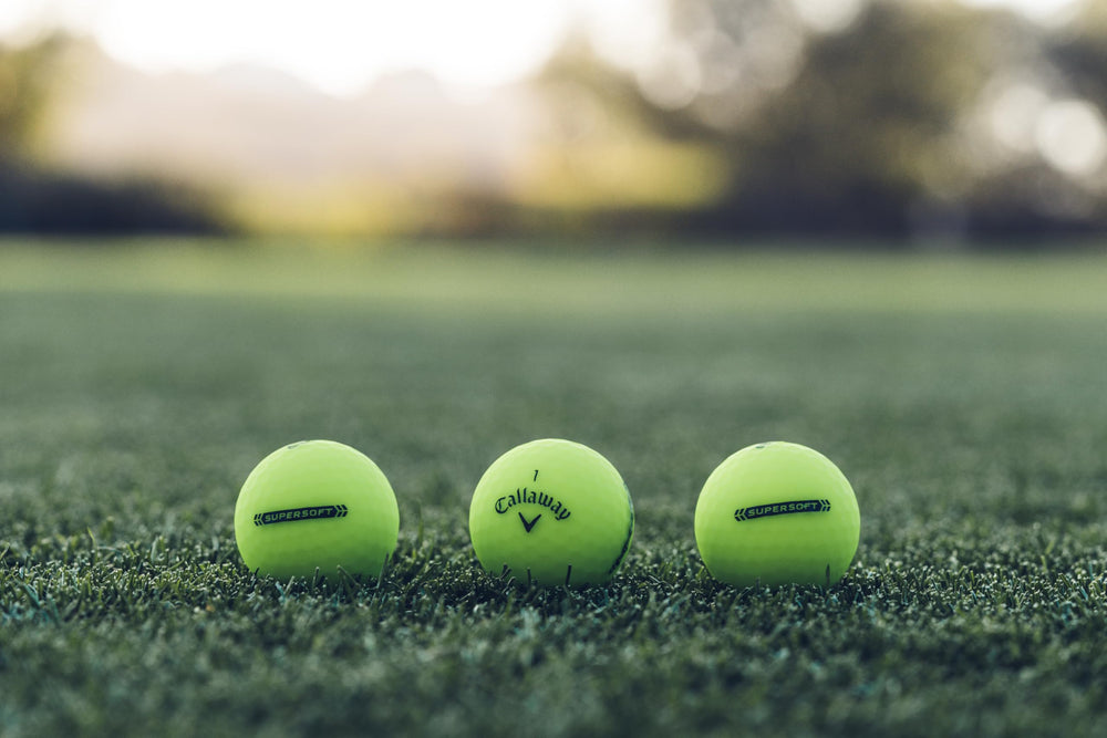 Callaway Supersoft 2023 verde en un entorno de campo de golf destacando la visibilidad