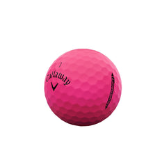 Callaway Supersoft bola en juego sobre césped demostrando visibilidad rosa