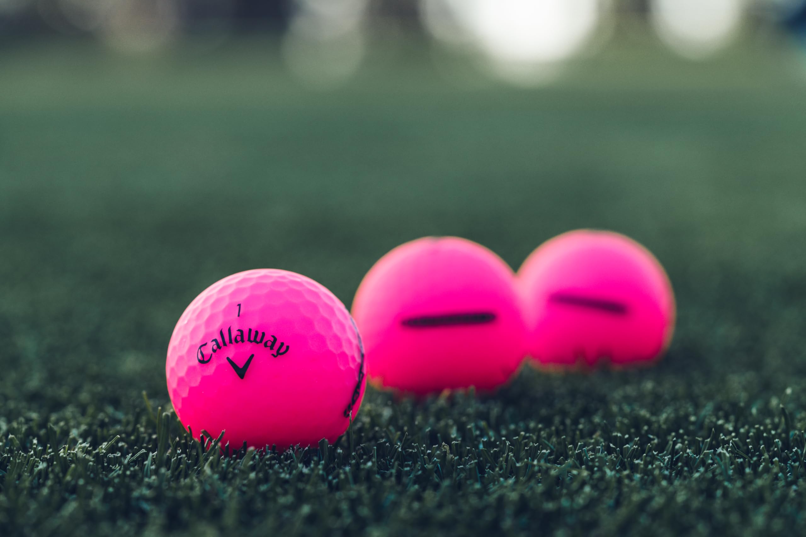 Callaway pelota rosa en campo de golf al atardecer, destaca visibilidad y estilo
