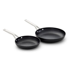 Calphalon frente del set 8" y 10" mostrando acabado profesional y ventaja de durabilidad