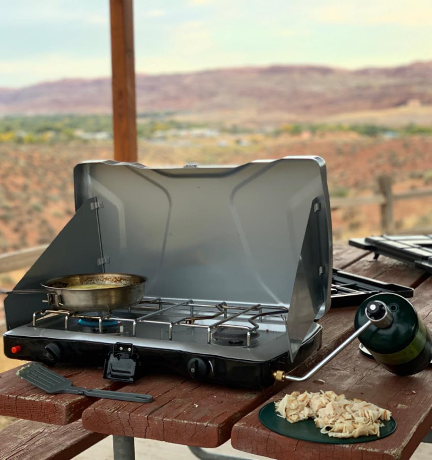 CALPOSE adaptador en uso en camping para recargas rápidas al aire libre