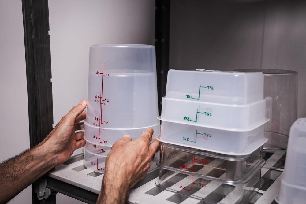 Cambro varios contenedores apilados en despensa optimizando espacio y organización
