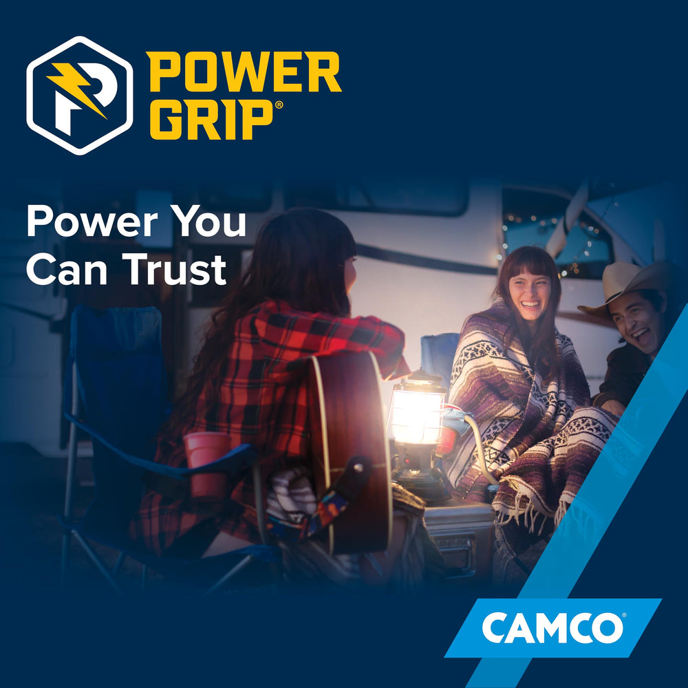 Camco adaptador conectado en camping ofreciendo energía estable al RV