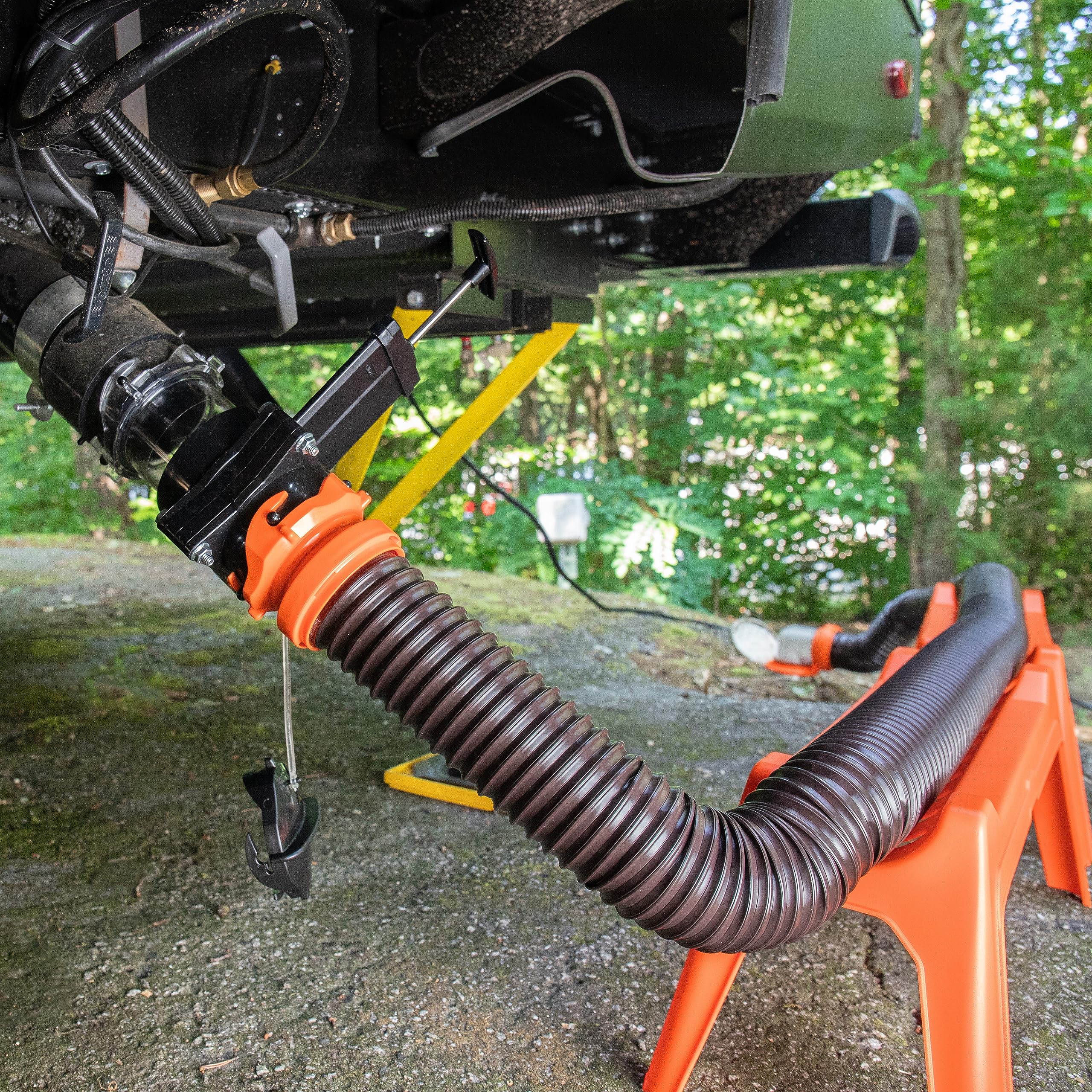 Camco manguera extendida junto a una regla para visualizar los 15 pies