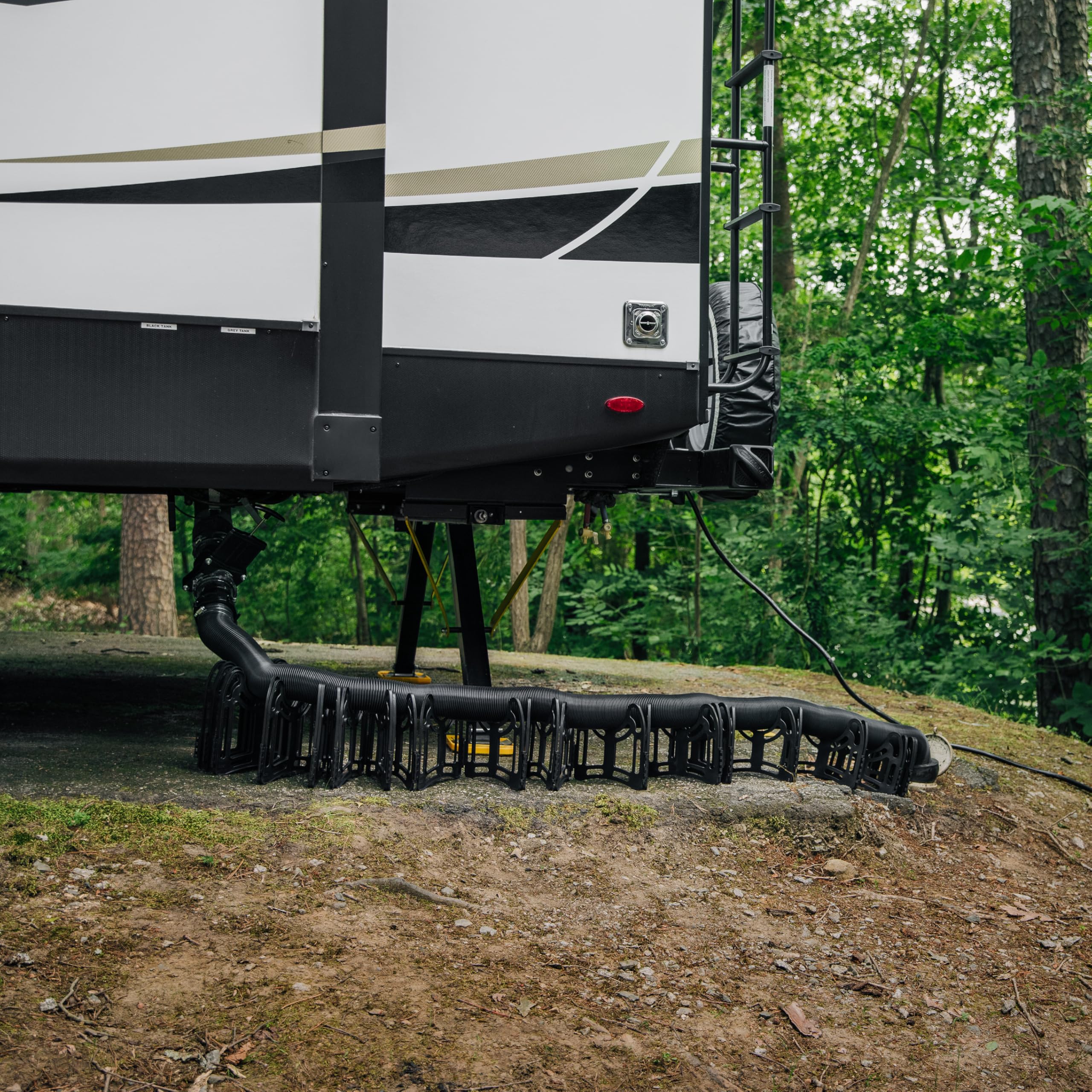 Camco Sidewinder instalado en terreno irregular, mantiene pendiente uniforme