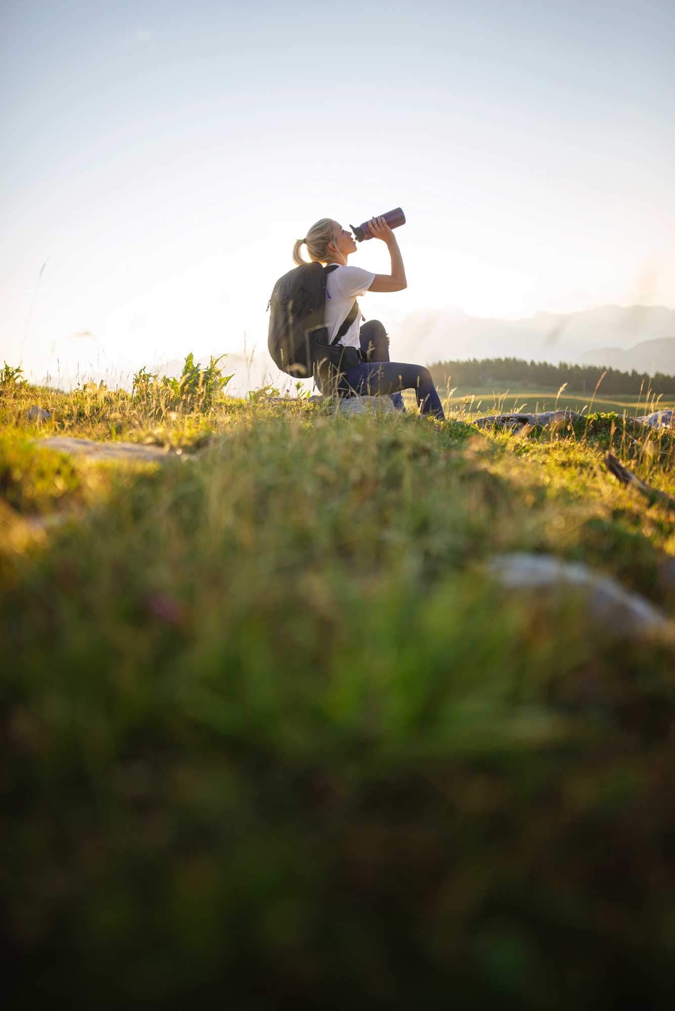 CamelBak pastilla junto a mano para comparar tamaño y dosificación fácil