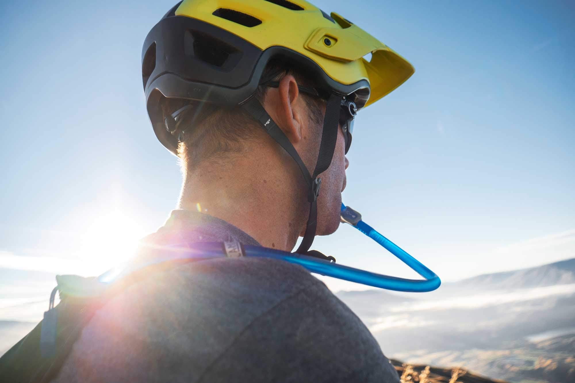 CamelBak reservorio siendo limpiado con pastilla para eliminar olores
