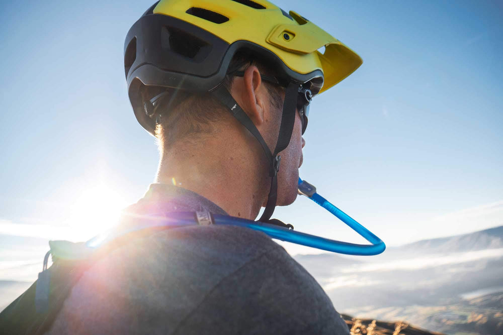 CamelBak reservorio siendo limpiado con pastilla para eliminar olores