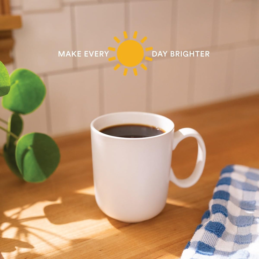 Cameron's Coffee bolsa junto a una libra para comparar tamaño y cantidad económica