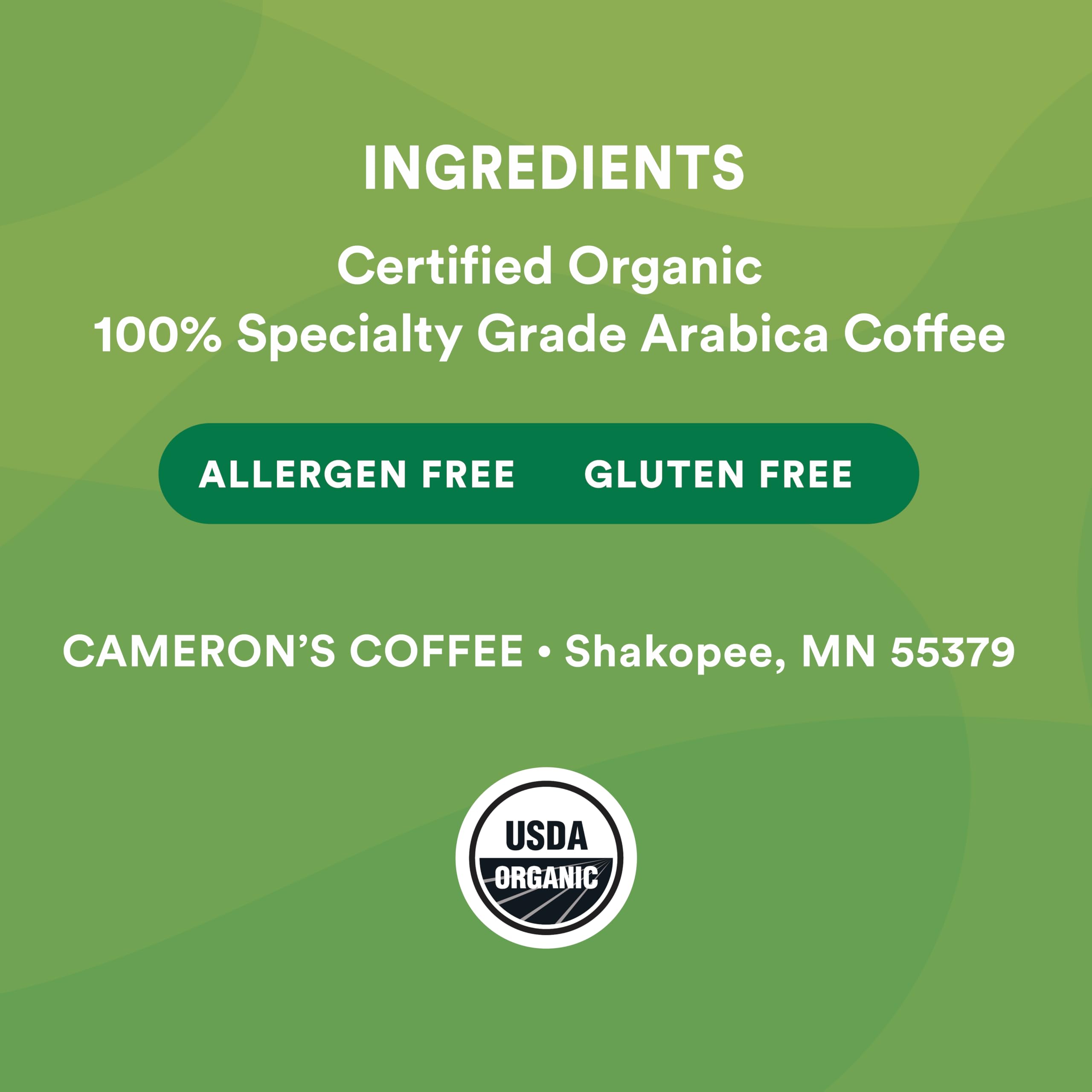 Cameron's Coffee mano sosteniendo cucharada de granos para medir porción precisa