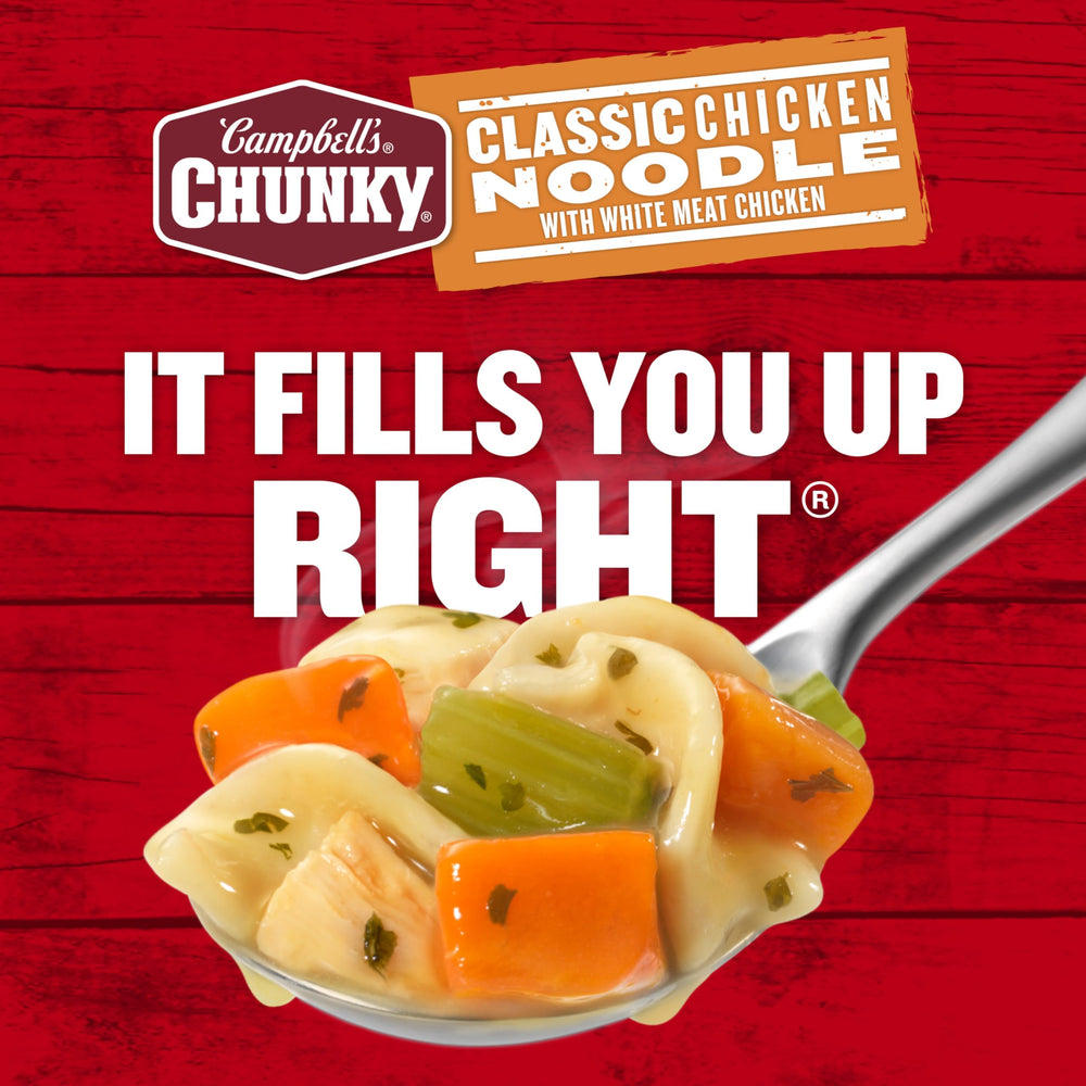 Campbell’s Chunky sopa siendo calentada en camping para comidas al aire libre