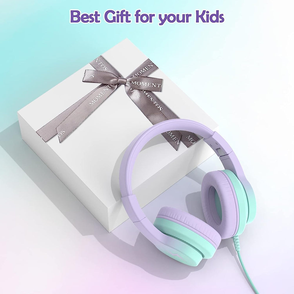 Candy Bila niño usando auriculares en clase virtual, mejora concentración