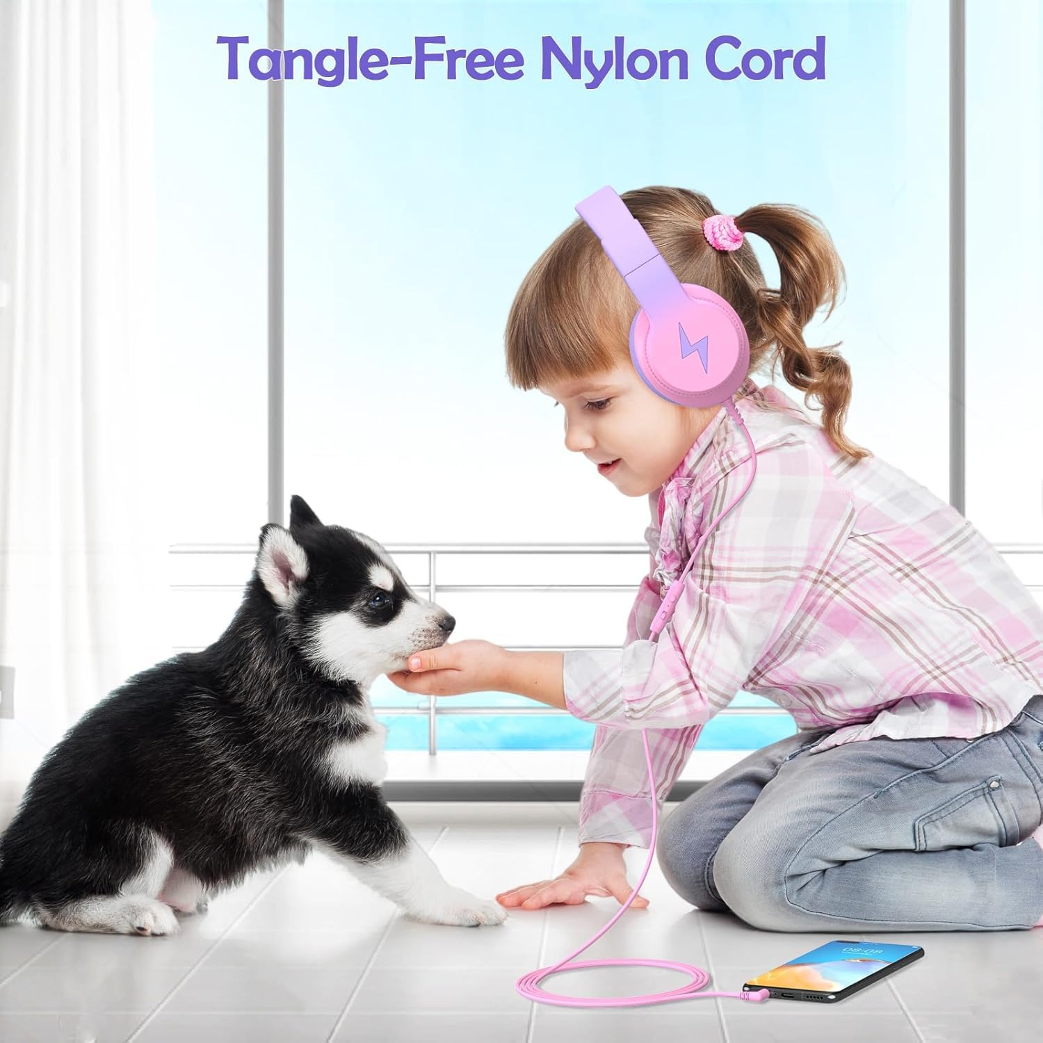 Candy Bila auriculares en uso por niño durante clase online con micrófono
