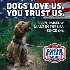 Canine Butcher Shop oreja de cerdo en mano para comparar tamaño y facilitar elección de porción