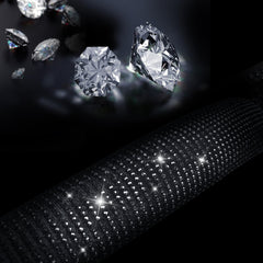 CAR PASS primer plano de rhinestones brillantes que decoran el volante