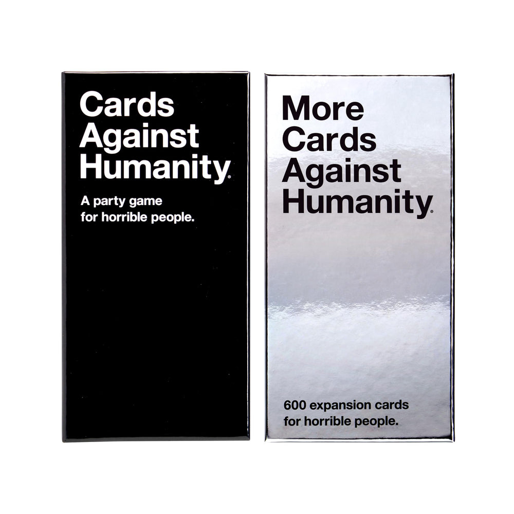 Cards Against Humanity mano sosteniendo cartas para comparar tamaño y facilidad de manejo